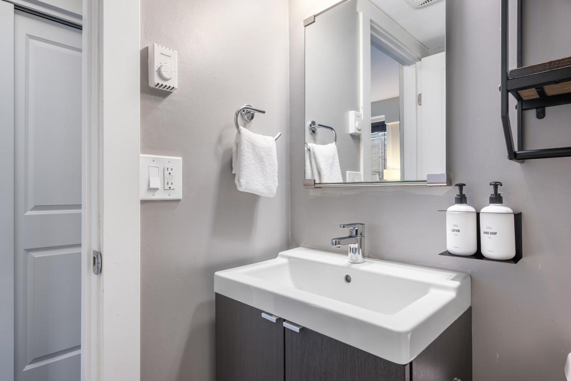 Oxford Apartment By At Mine Hospitality Сиэтл Экстерьер фото